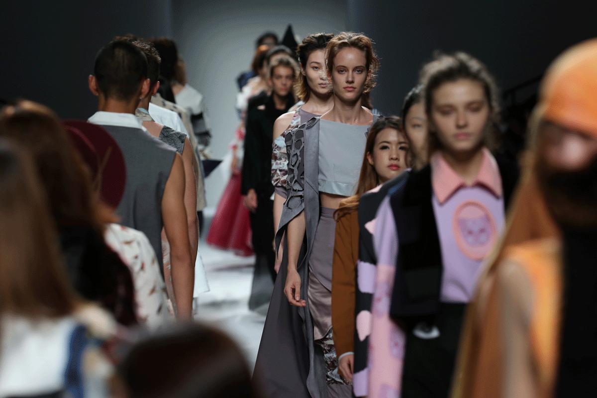 甯︿綘鐪嬩笂娴锋椂瑁呭懆,甯︿綘鐪嬫椂瑁呭懆