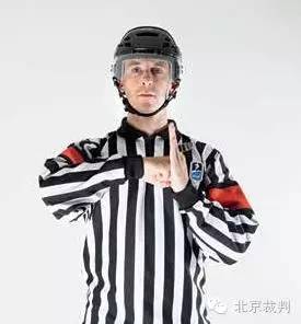 手势裁判,冰球比赛进球裁判手势