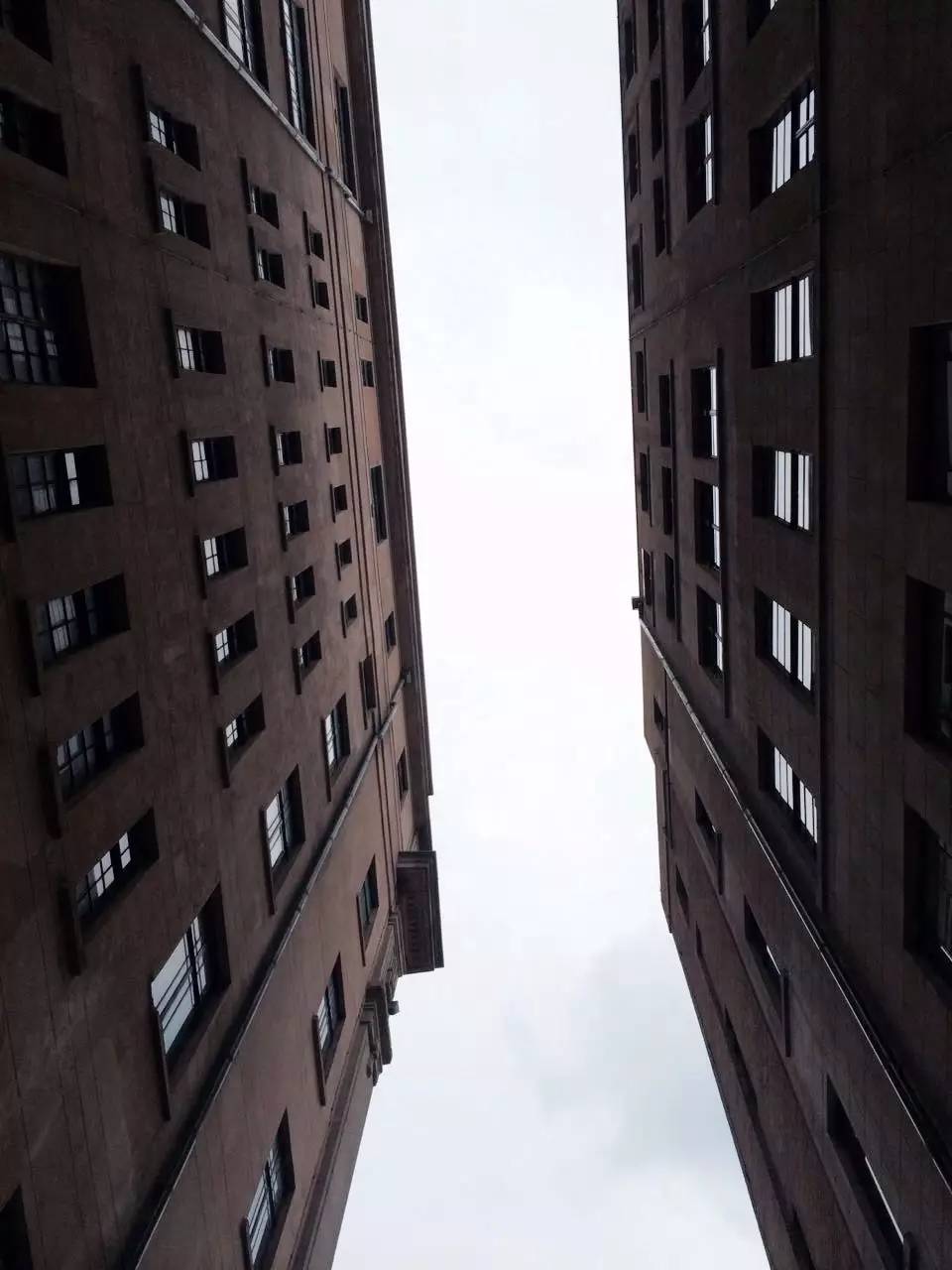 我们在上海时装周最忙的档口，“入侵”了设计师们的手机相册