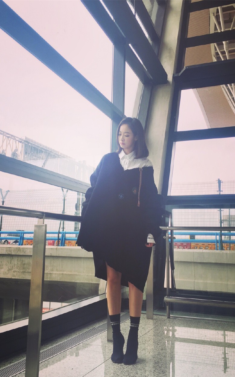 宋佳和杨幂穿衣搭配,杨幂宋佳靠一个发型变少女