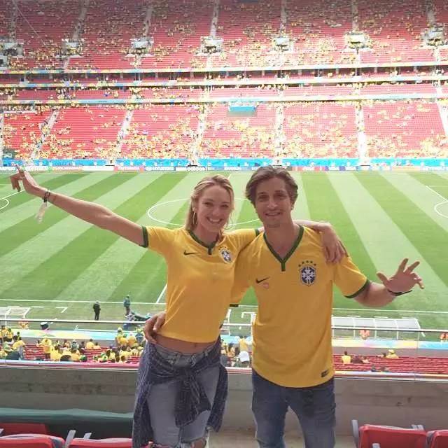 上帝の光|穿衣服对她是种浪费,生的孩子叫腰精的后裔