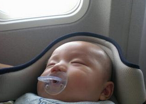 婴儿坐飞机是怎么坐呀,婴儿乘坐飞机小常识