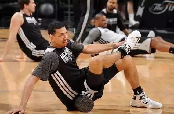 打球抽筋是什么原因引起的,打球腿肚子抽筋是怎么回事