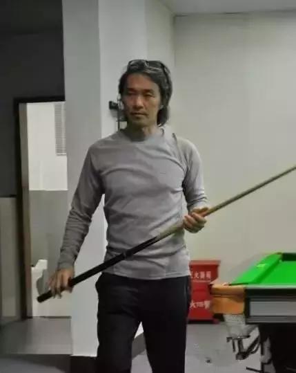 周星驰跳起来打台球片段,周星驰打桌球片段