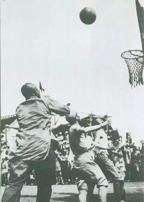 组建“*德朱**篮球队”被称“延安雷阿伦”，*德朱**贺龙打球战斗两不误