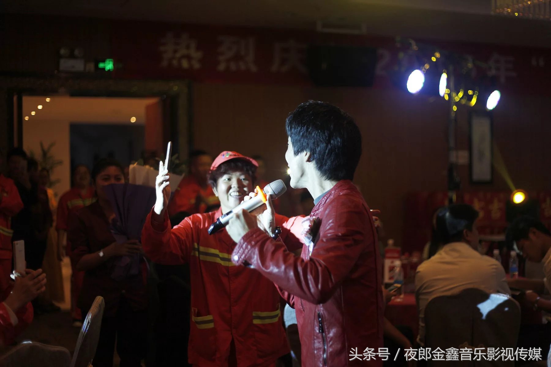 夜郎金鑫赞“城市黄玫瑰”义演环卫工人节