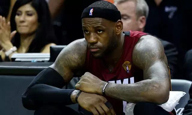 怎样能防止在篮球运动中不会抽筋,如何在打篮球中避免伤病