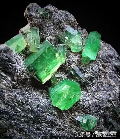 破损锆石怎么利用,戒指宝石破损怎么磨平