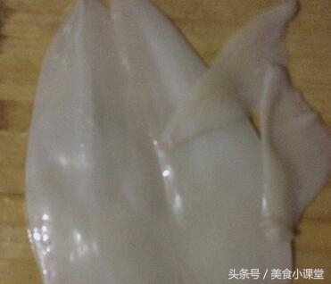 清洗鱿鱼时要把外皮剥掉吗,清洗整条鱿鱼