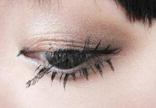 顶着这样的睫毛出街，让人尴尬症都犯了！