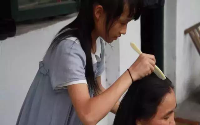 六十五年前那个给毛主席献花的小姑娘，为何在央视舞台上转身落泪