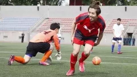 我喜欢踢足球一年级,我喜欢踢足球英文