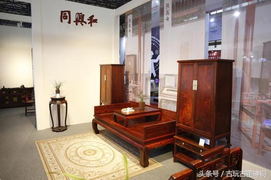 他把亚马逊河上的5000只塑料瓶变成艺术品！