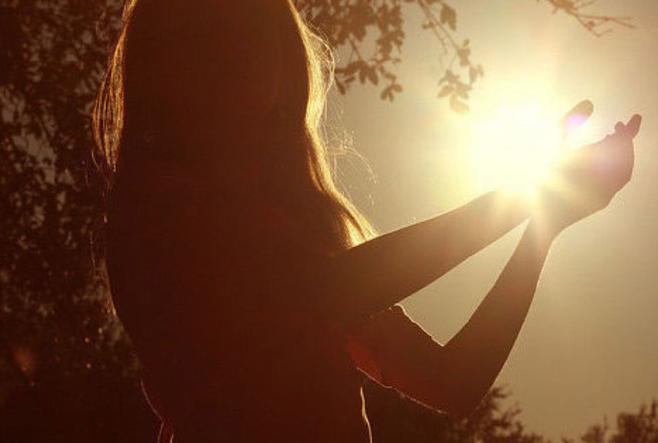 如何让眼睛变得清澈明亮有神动作,吃什么食物能让眼睛明亮有神