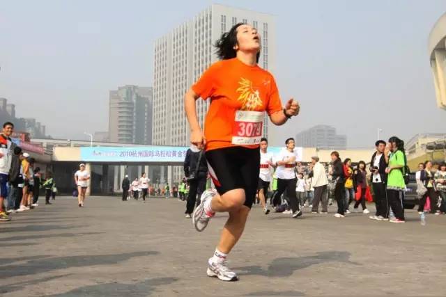 小微拼尽洪荒之力,全程记录杭马!杭州人30年前这样开跑