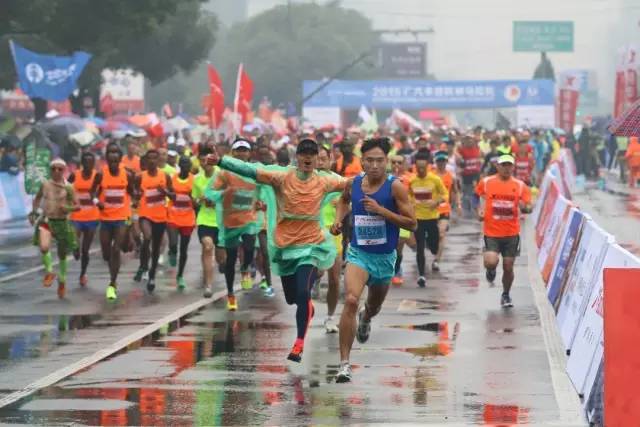 小微拼尽洪荒之力,全程记录杭马!杭州人30年前这样开跑