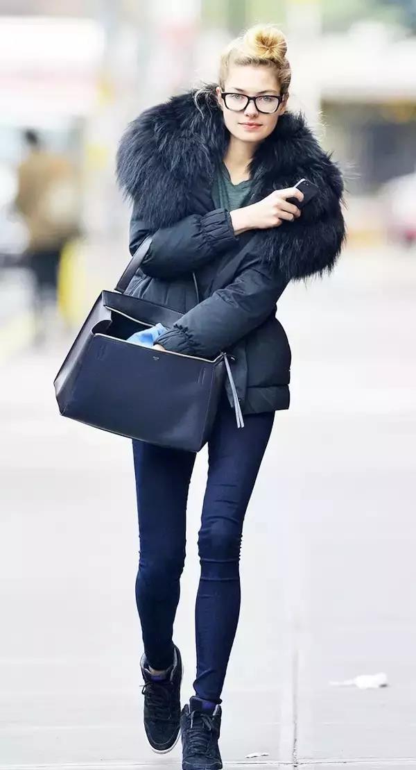 好冷啊!我只想躲进羽绒服里装成一个时髦的瘦子!