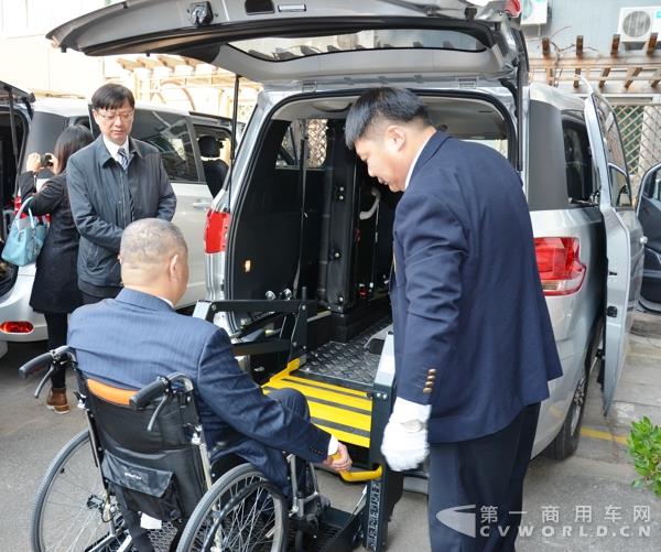 无障碍出行不再是问题！上汽大通联合首汽推出网约多功能车