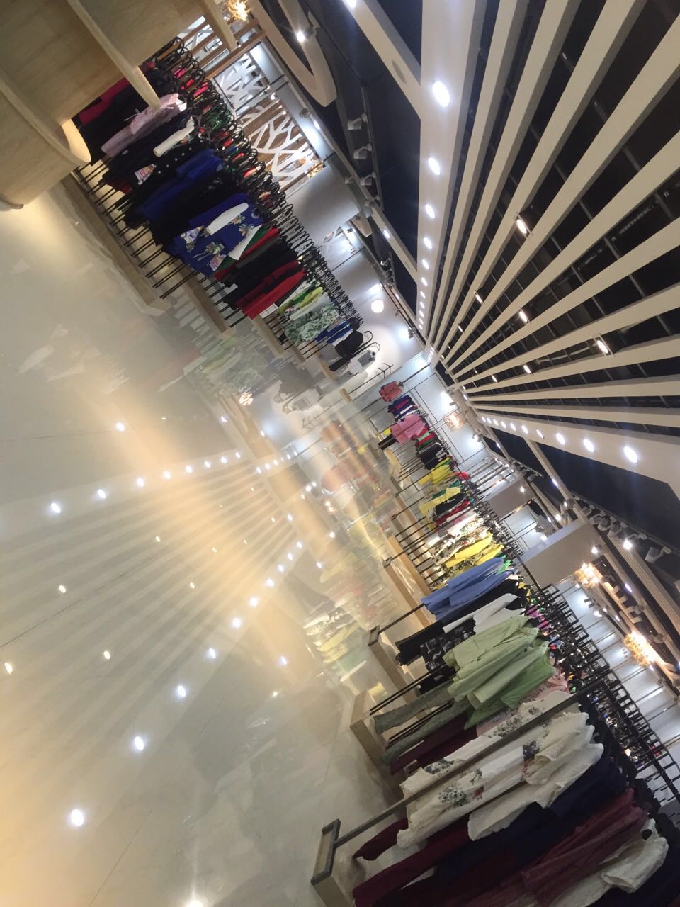 2022年服装批发市场走势,品牌服装尾货批发平台有哪些