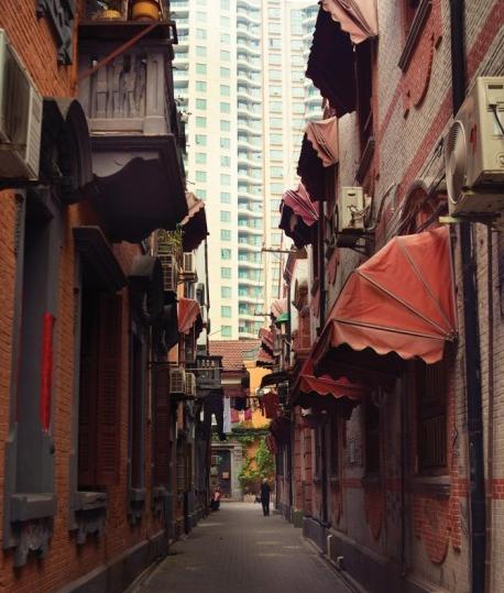 OMG！“鸡爪女”又在地铁12号线上吃起了麻辣烫！