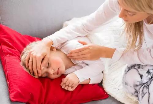 孩子四个地方变红家长一定要重视,爸妈看宝宝反应