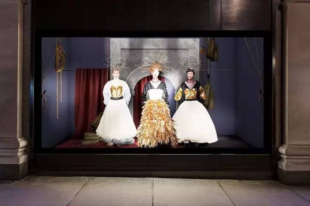 不必花钱去剧院，这间商店里每次转身都是一出精装大戏