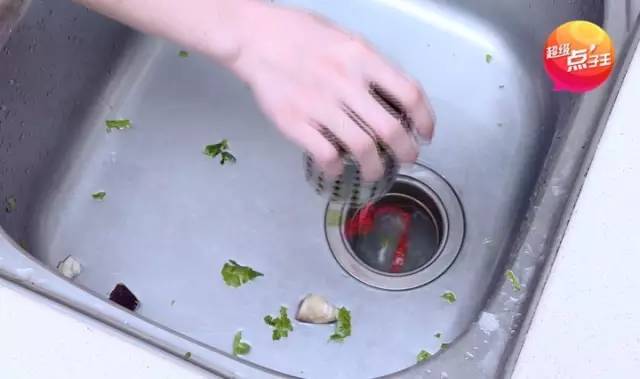 厨房水槽底下水管堵塞小妙招,厨房水槽的水下不去怎么办