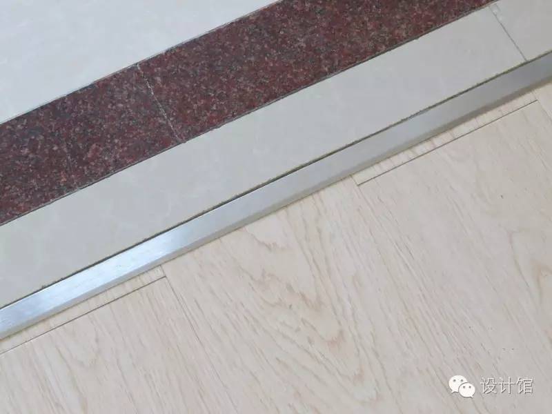 一边铺瓷砖一边铺地膜,一边贴砖一边填缝吗