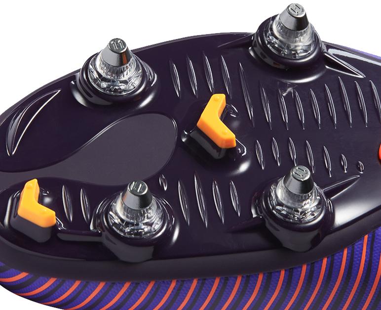 踢球人必有的鞋,足球场地怎么选球鞋