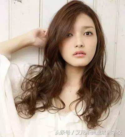 额头窄头发多适合什么刘海发型,发际线高的人适合什么刘海发型