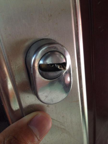 钥匙断在门锁里怎么办教你一招,钥匙断在锁里边了怎么办开锁