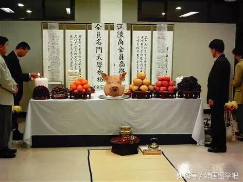 韩国高考也疯狂，考前祭祀大猪头祈福考生金榜题名