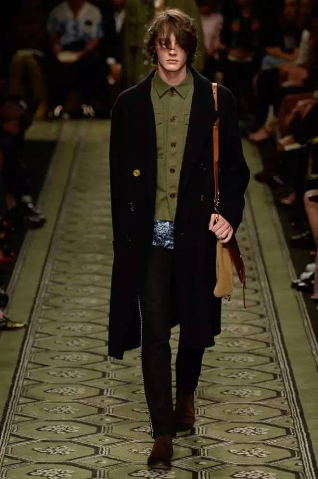 burberry经典款风衣搭配围巾,burberry风衣值得买吗