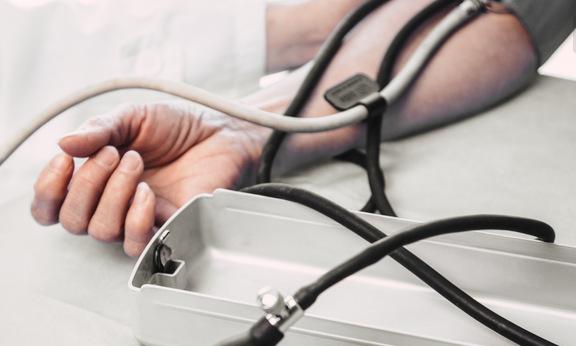 发生高血压危象应该如何进行抢救,发生高血压的几个征兆