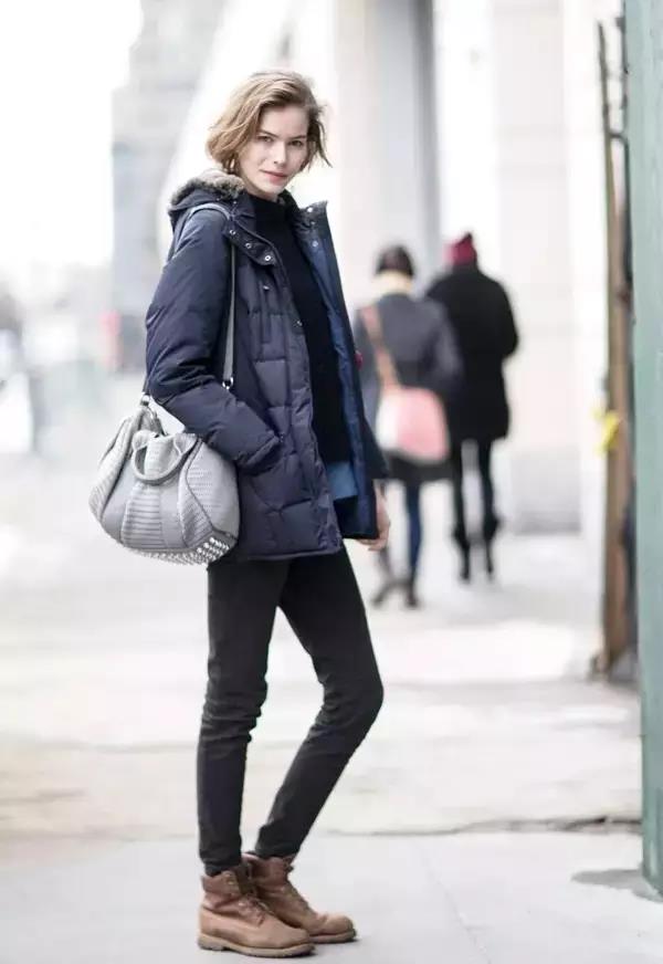 好冷啊!我只想躲进羽绒服里装成一个时髦的瘦子!