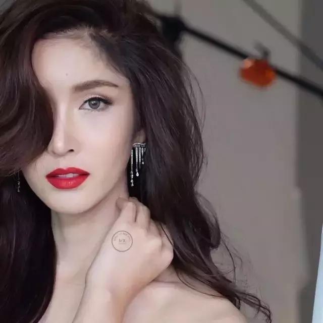 完美日记锦鲤盘晚宴妆教程,晚宴创意妆整体造型参加比赛