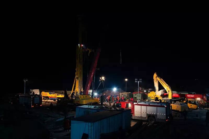 11名矿工平安升井图片,直击获救矿工升井画面