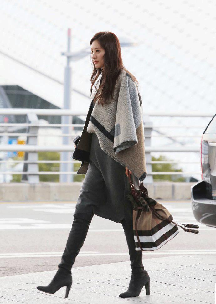 这条礼仪小姐的“迎宾带”，竟然被日日、袁姗姗……抢披上身！