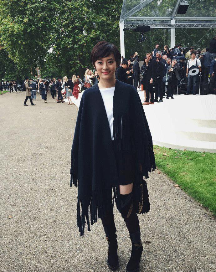 这条礼仪小姐的“迎宾带”，竟然被日日、袁姗姗……抢披上身！