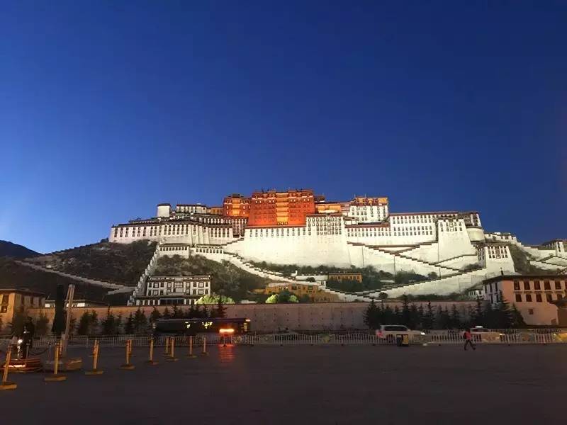 穷游小伙穷游西藏身体终于累垮,10年前穷游西藏