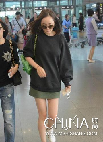 李小璐粉红色卫衣,李小璐卫衣穿搭