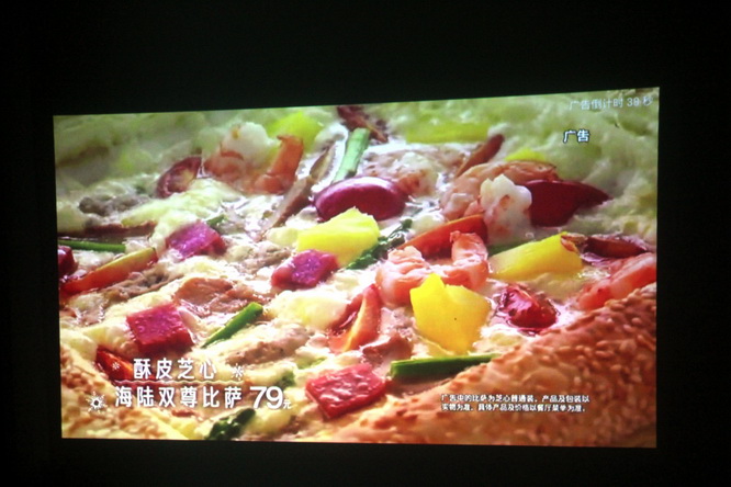 大屏幕+游戏手柄，神画投影电视成办公室新宠