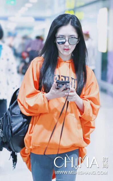 李小璐粉红色卫衣,李小璐卫衣穿搭