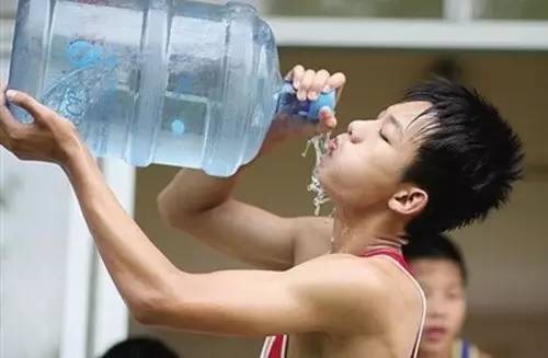 运动饮料对胃有害吗,运动饮料到底是什么