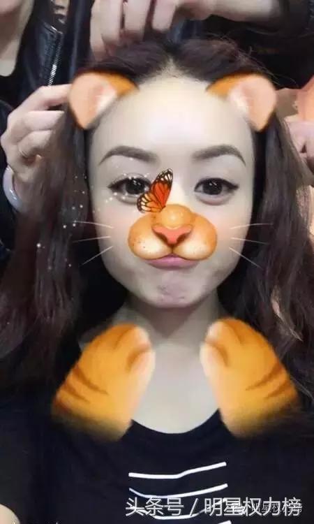 明星自拍除了卖萌还会搞怪！鹿晗TFBOYS教你自拍的正确姿势