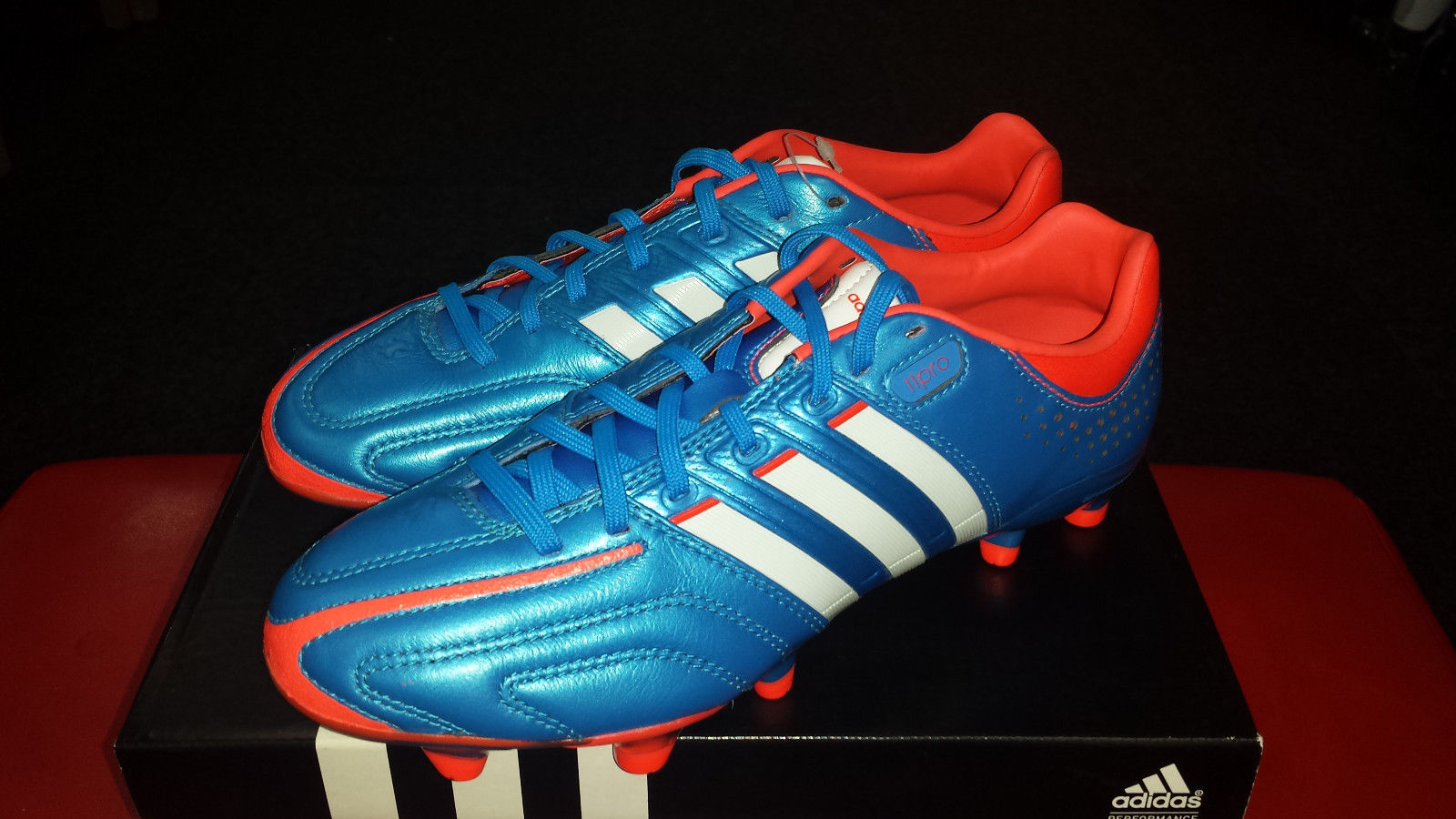 阿迪达斯足球球鞋测评,足球鞋选择nike还是阿迪达斯