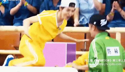 鹿晗被小学生跟拍,鹿晗人气现场吓到明星们