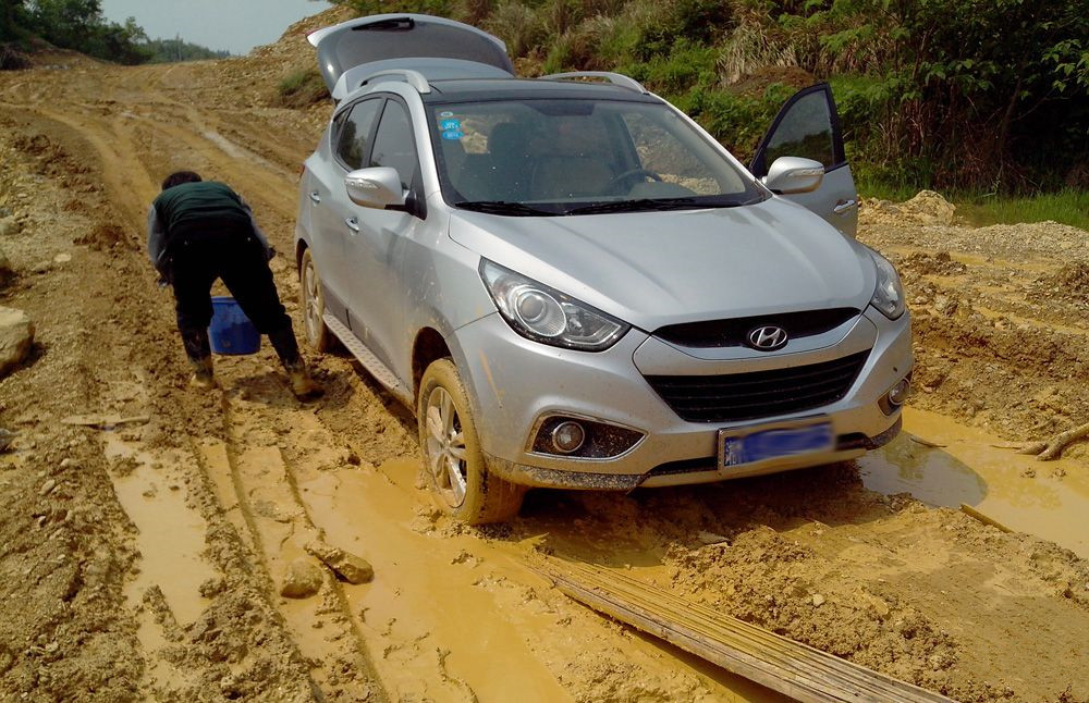 车子轮胎陷进泥地怎么开出来,汽车陷进泥里怎么出来