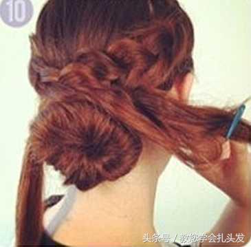 一款简单易学的长发花苞头扎法
