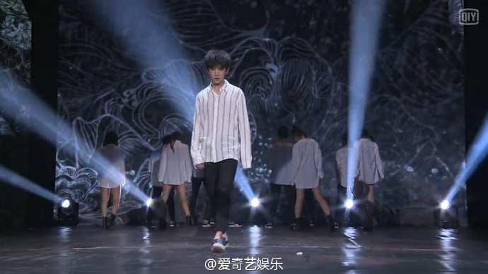 易烊千玺生日会舞蹈视频爵士,易烊千玺生日演唱会舞蹈完整高清
